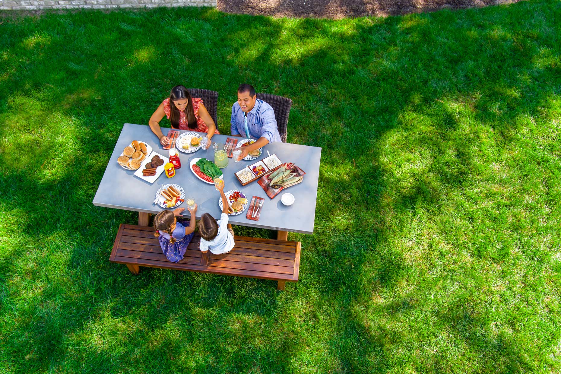 200922_overhead-view-family-at-backyard-picnic-table_Robert_Holland