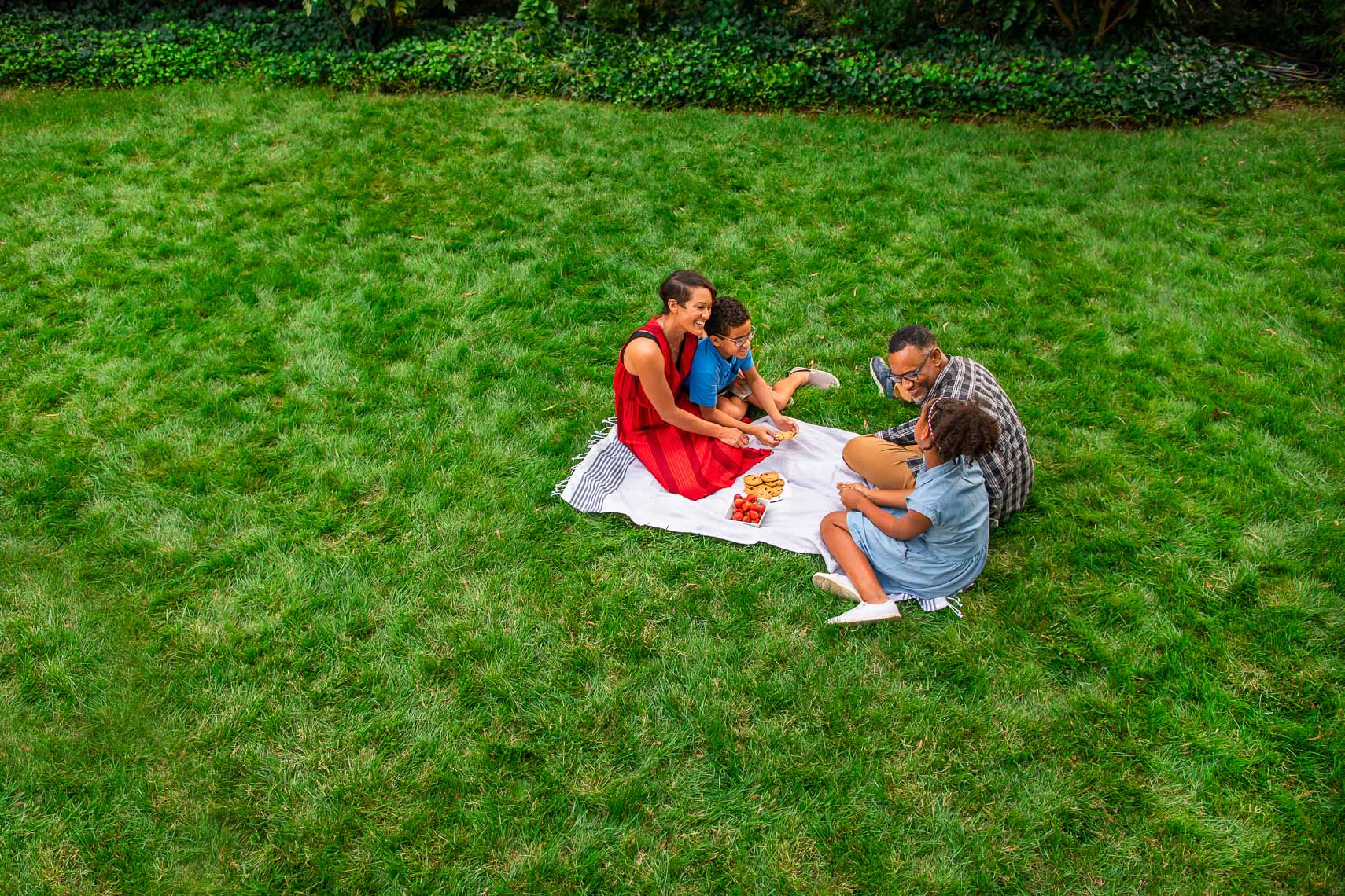 200923_Robert_Holland_family backyard picnic blanket