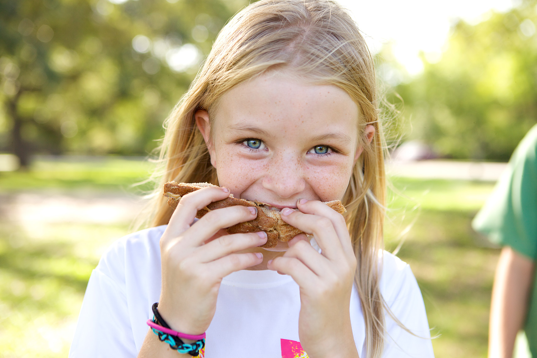 Eating young girls. Юные печенье. Юная печенька. Девочка ест сэндвич в парке. Ребенок ест сэндвич.