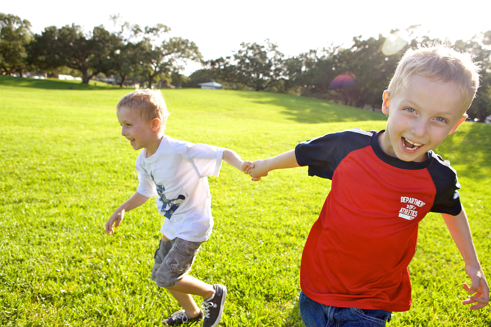 Robert-Holland_2819_twin boys running on grass in park, holding hands, laughing, Fort Lauderdale, Florida