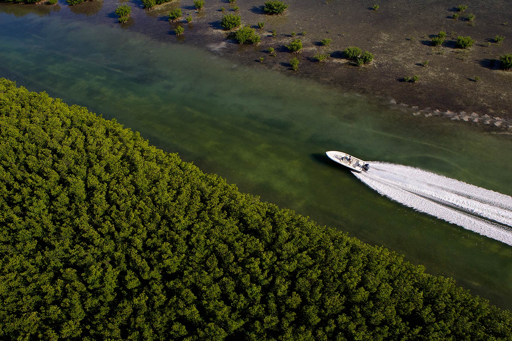 Robert_Holland_aerial-of-small-boat-in-mangrove-channel-in-Florida-Keys_A2D008