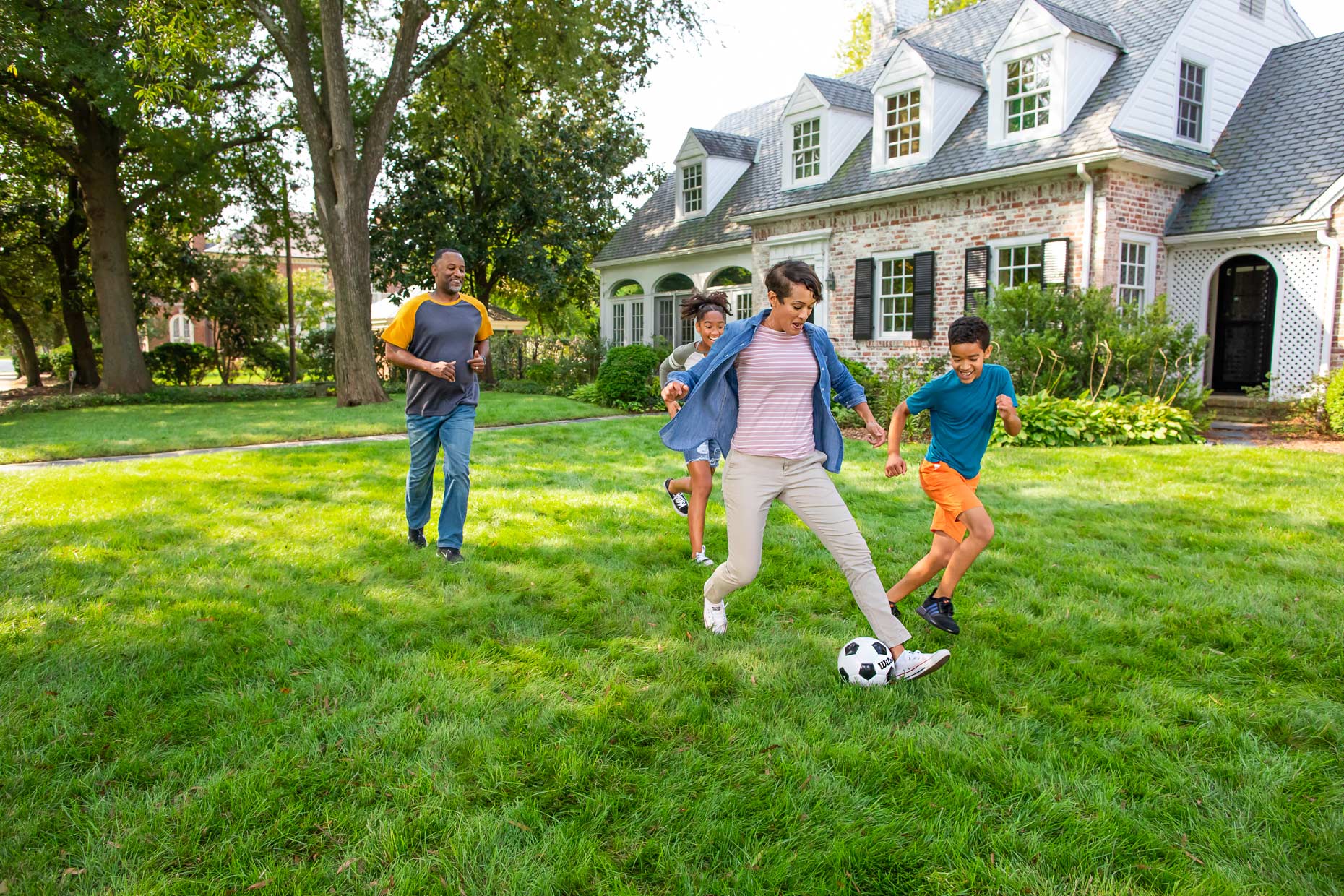 _09876_family-playing-soccer-in-front-yard_Robert-Holland
