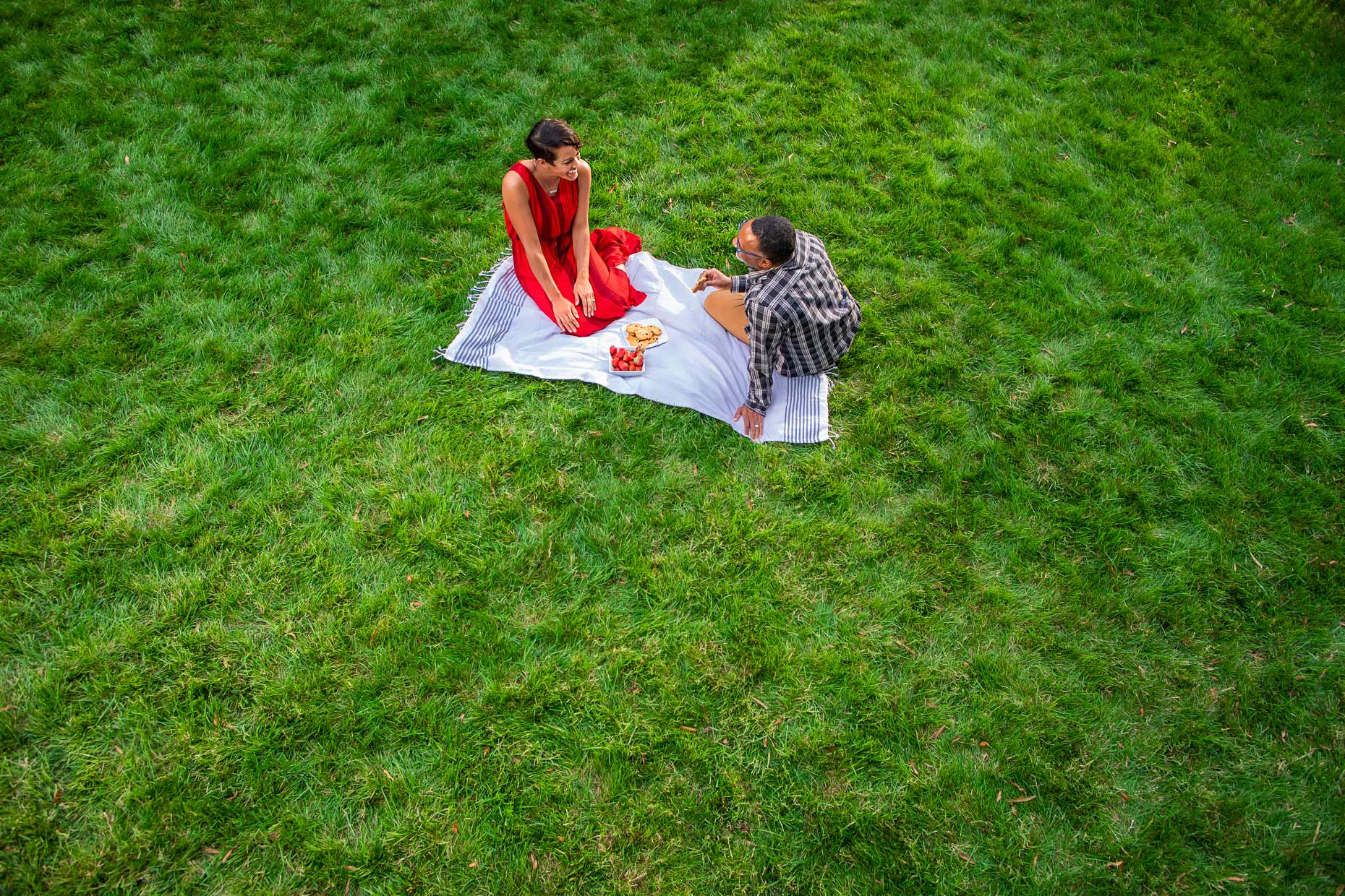 _13477_overhead-view-couple-on-picnic-blanket-backyard_Robert-Holland