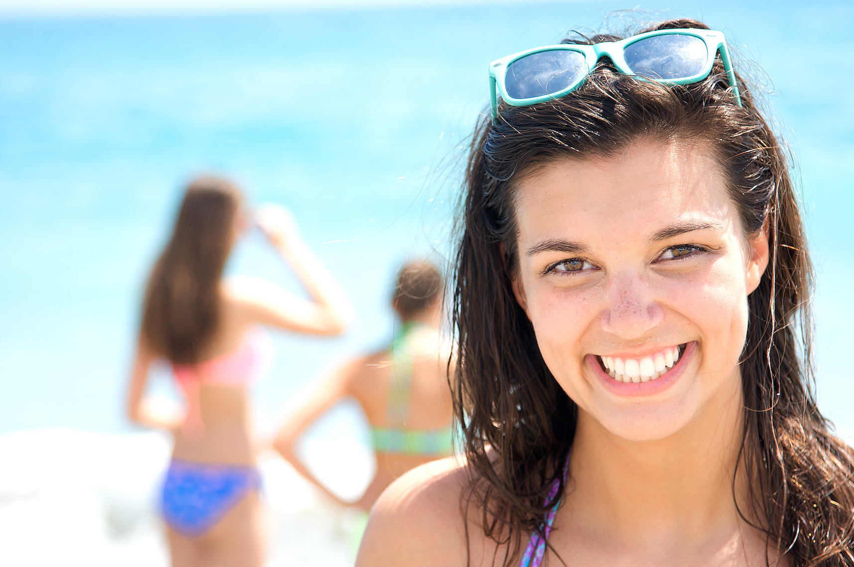 teenage girls having fun at beach, close-up view_A2D3490_Robert-Holland.jpg