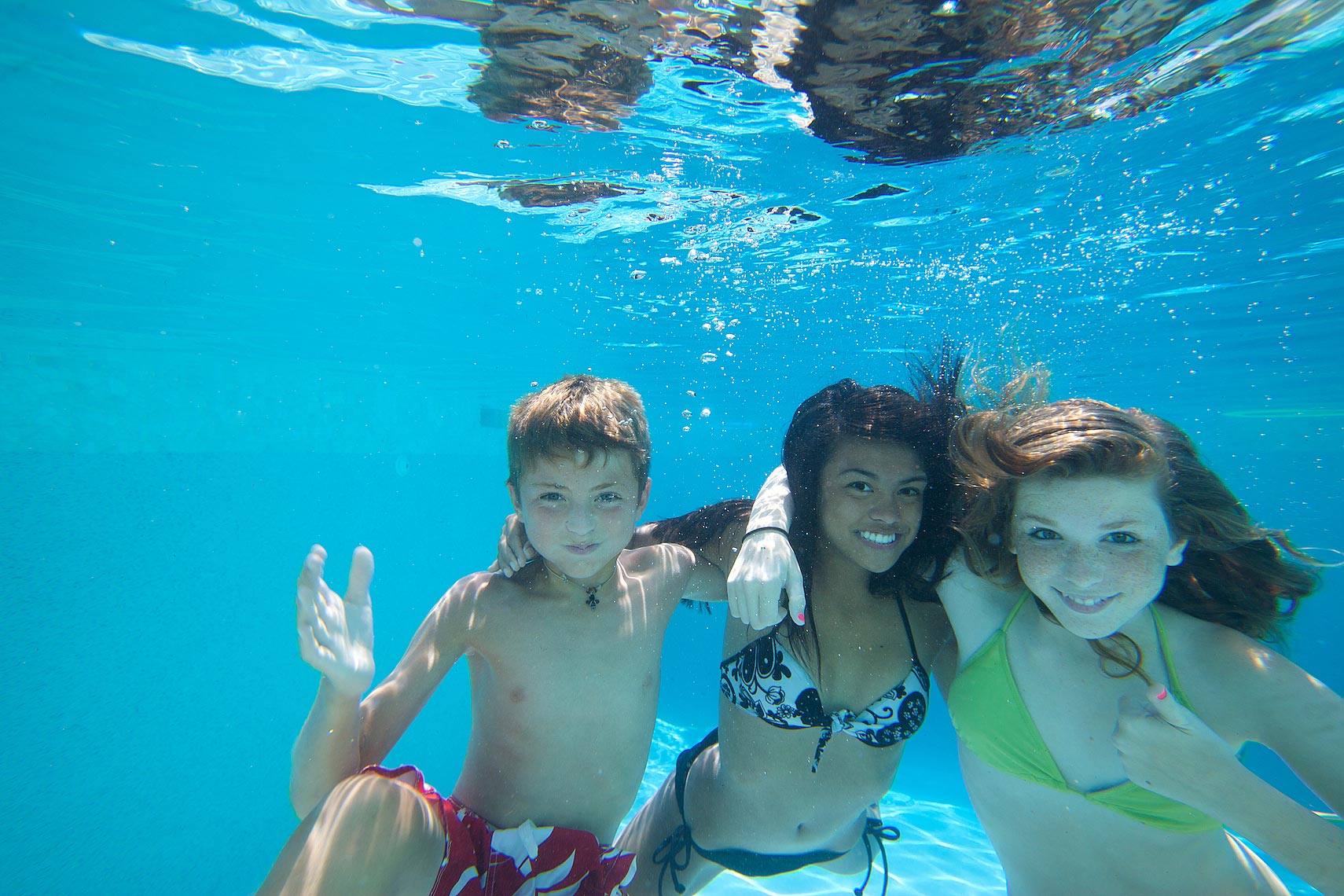 three kids underwater in pool posing for camera_MG_3322_Robert_Holland.jpg