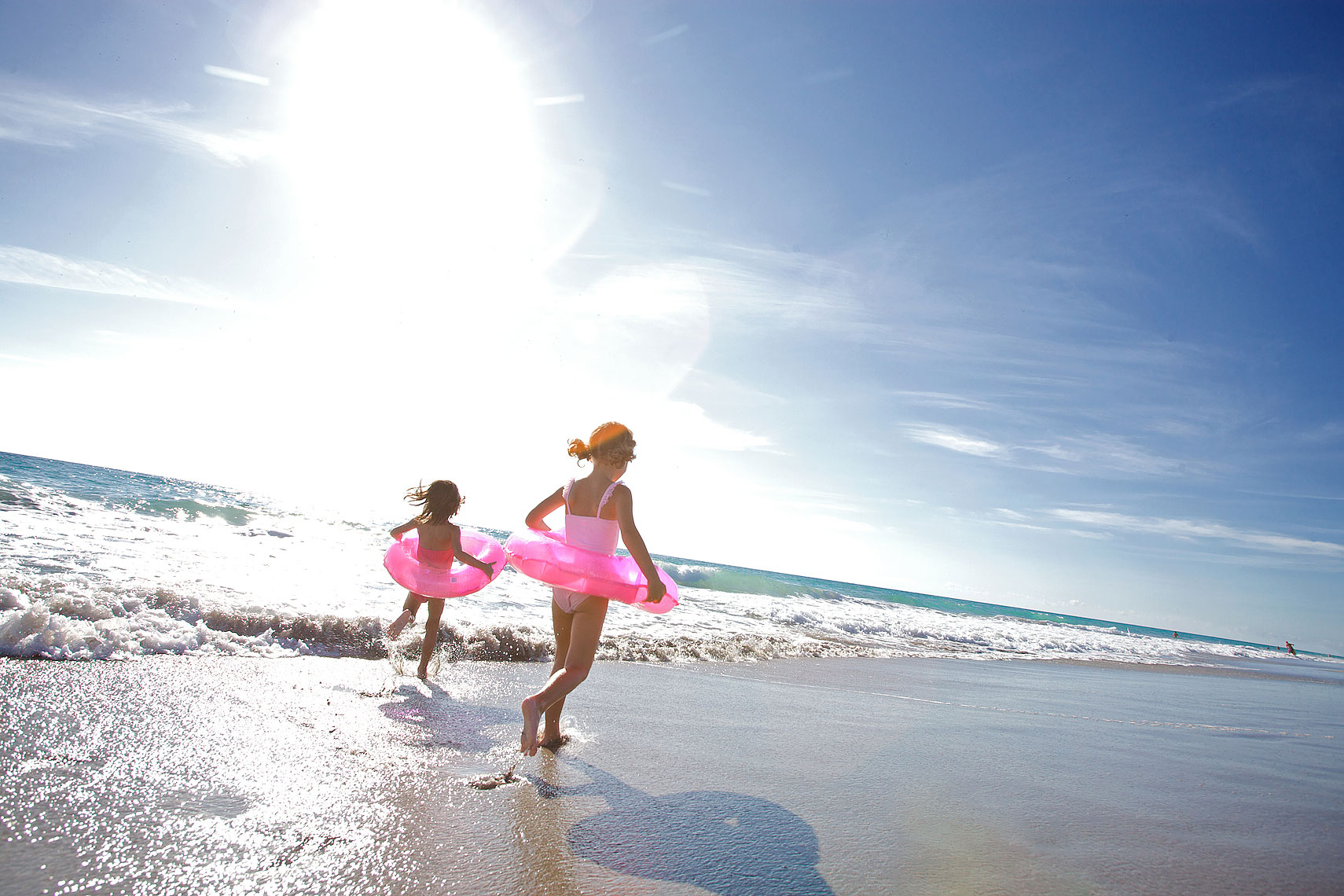 girls at beach with pink floats_MG_3390_Robert-Holland.jpg