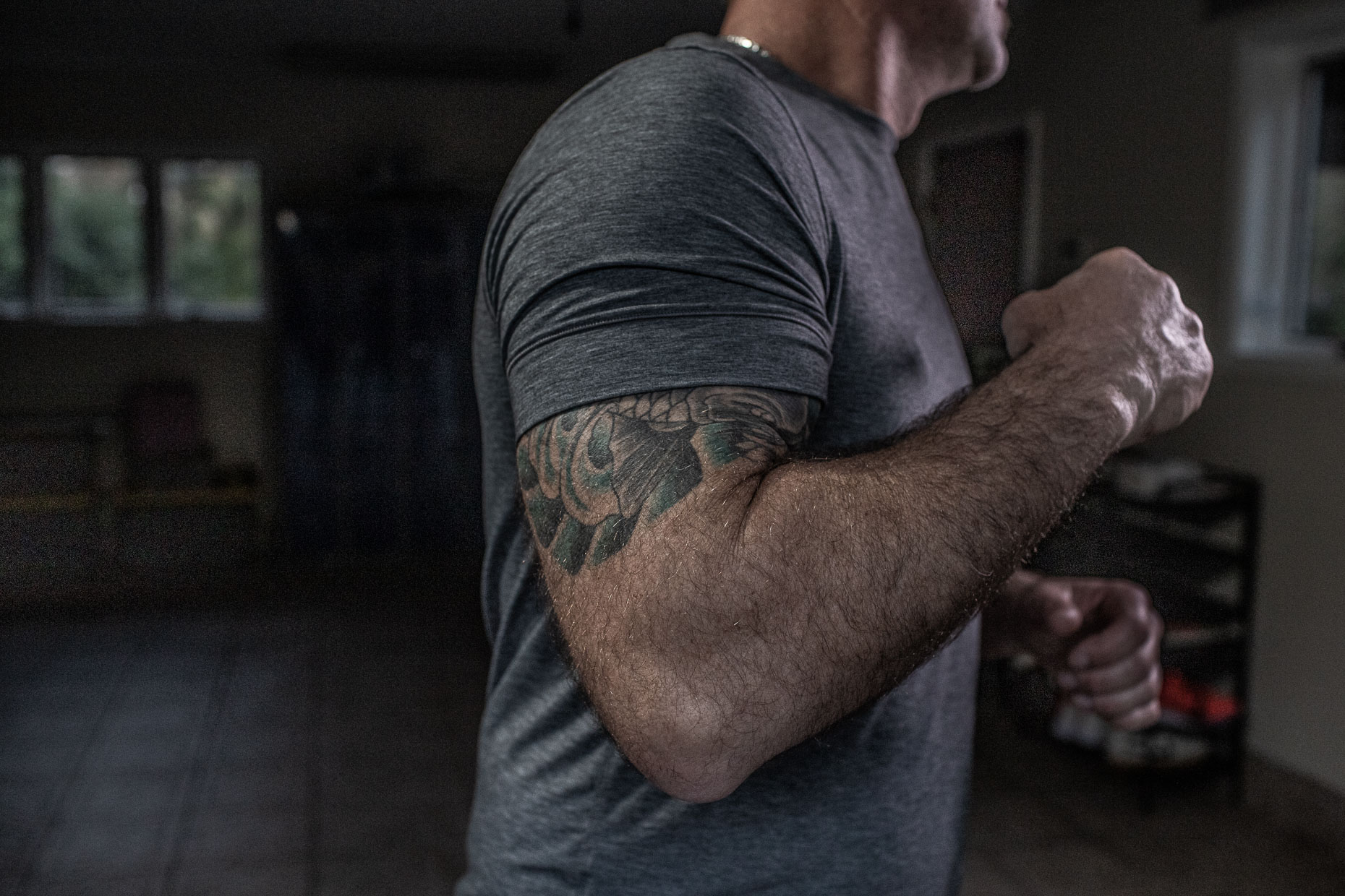 _MG_9203_man tattooed muscular arm in garage __RobertHolland