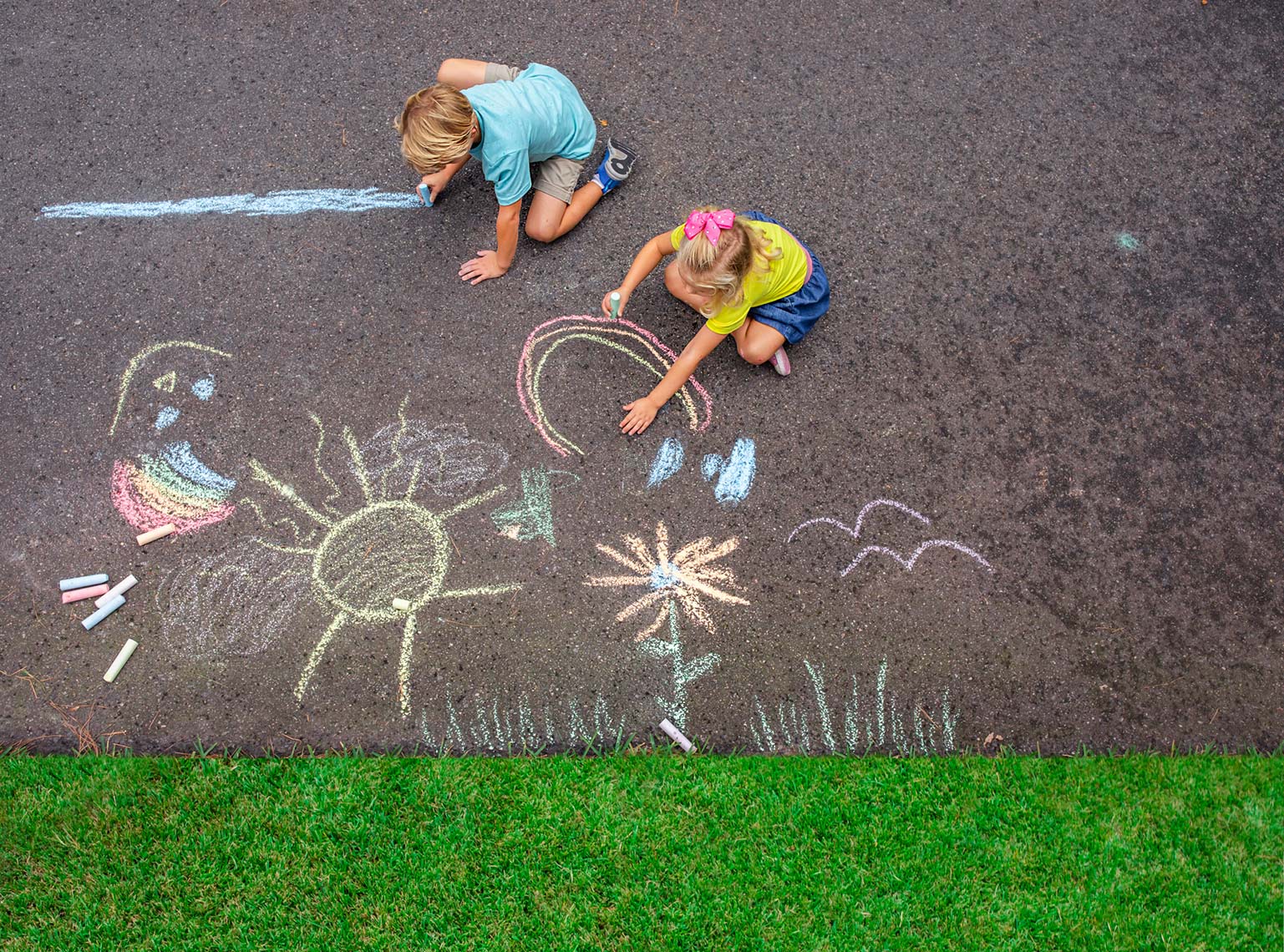 overhead-view-kids-drawing-with-chalk-on-road_Robert_Holland