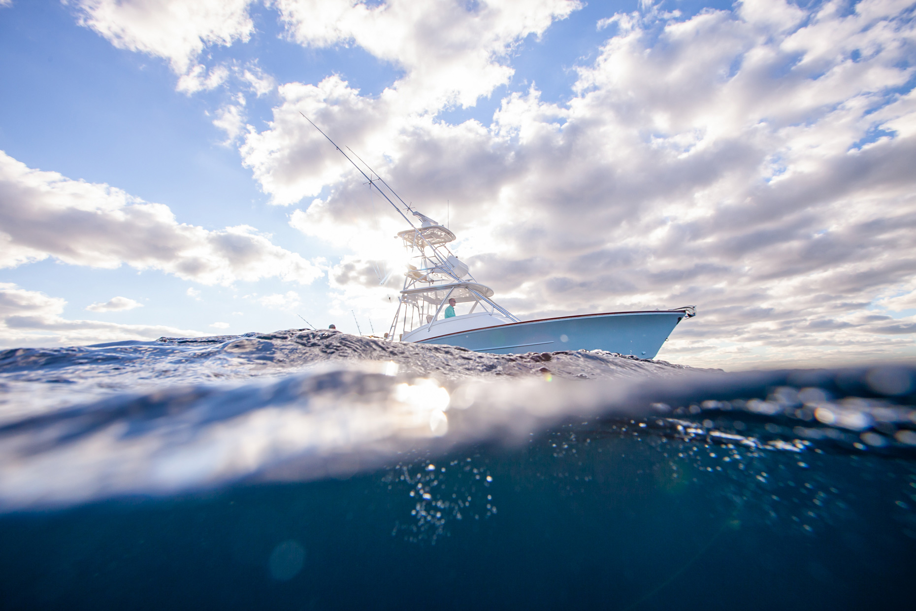 water-view-of-sportfishing-boat_MG_1899__Robert-Holland